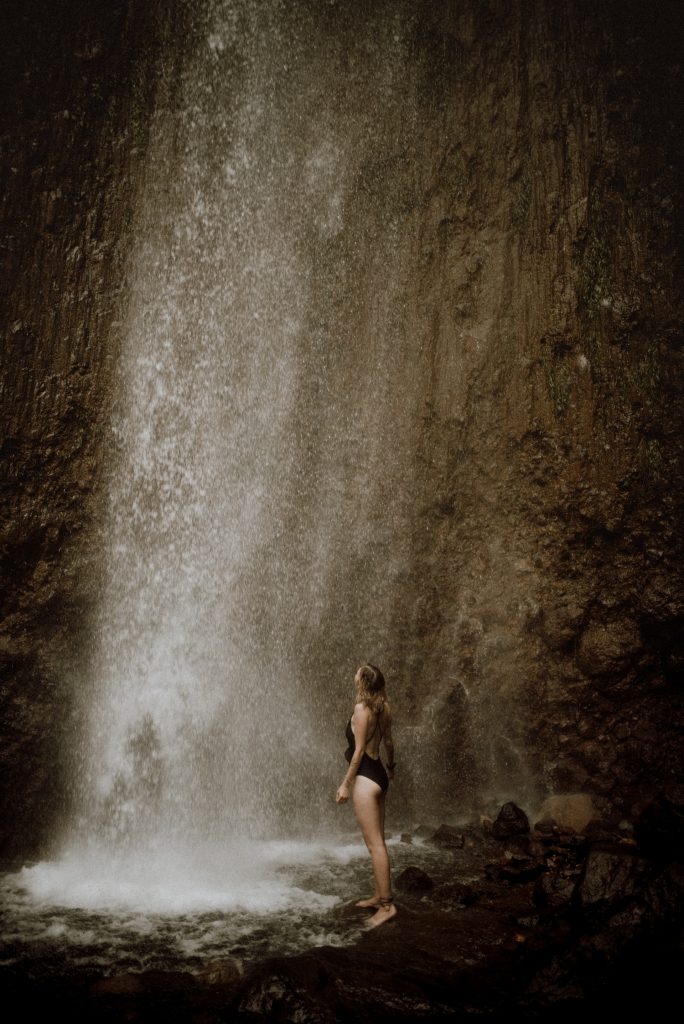 Mujer en una cascada un canto ala feminidad