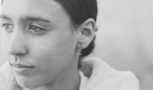 pendientes-con-modelo-hechos-a-mano